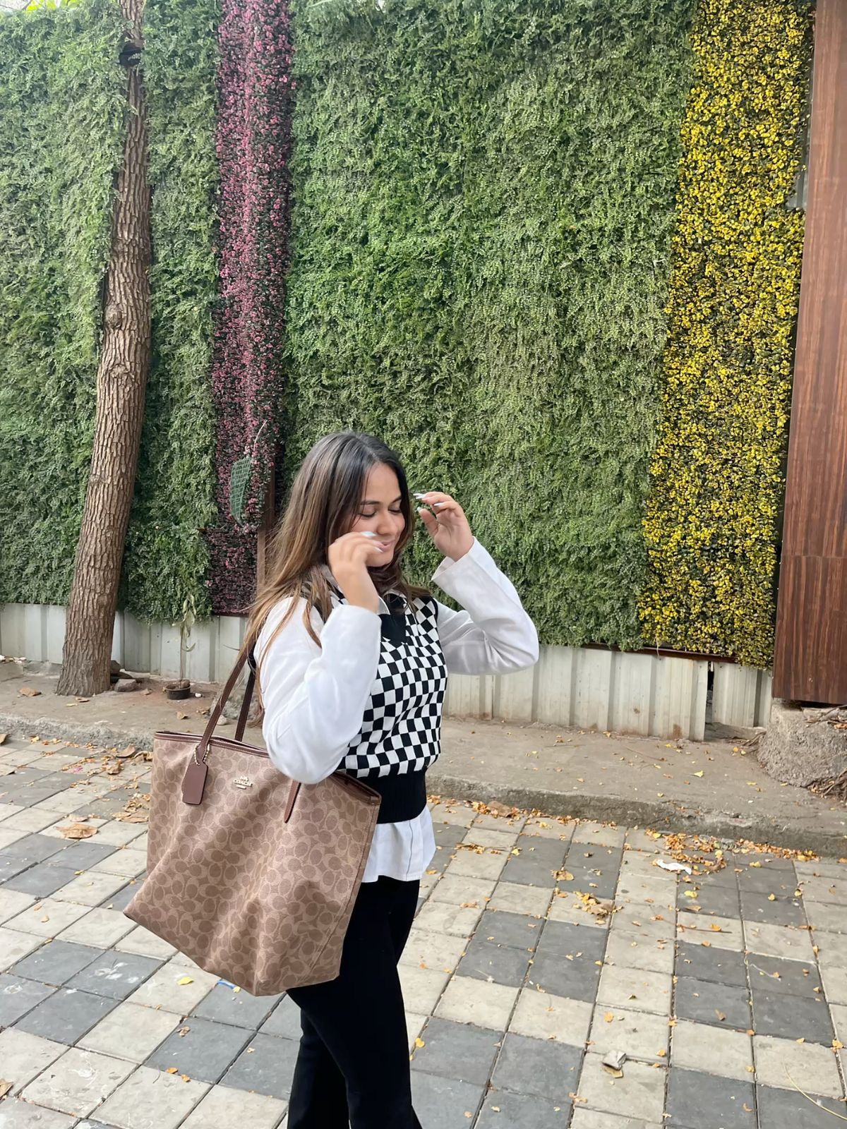 ZEVIRA'S C-O-A-C-H Tote Bag In Signature Canvas (Beige)