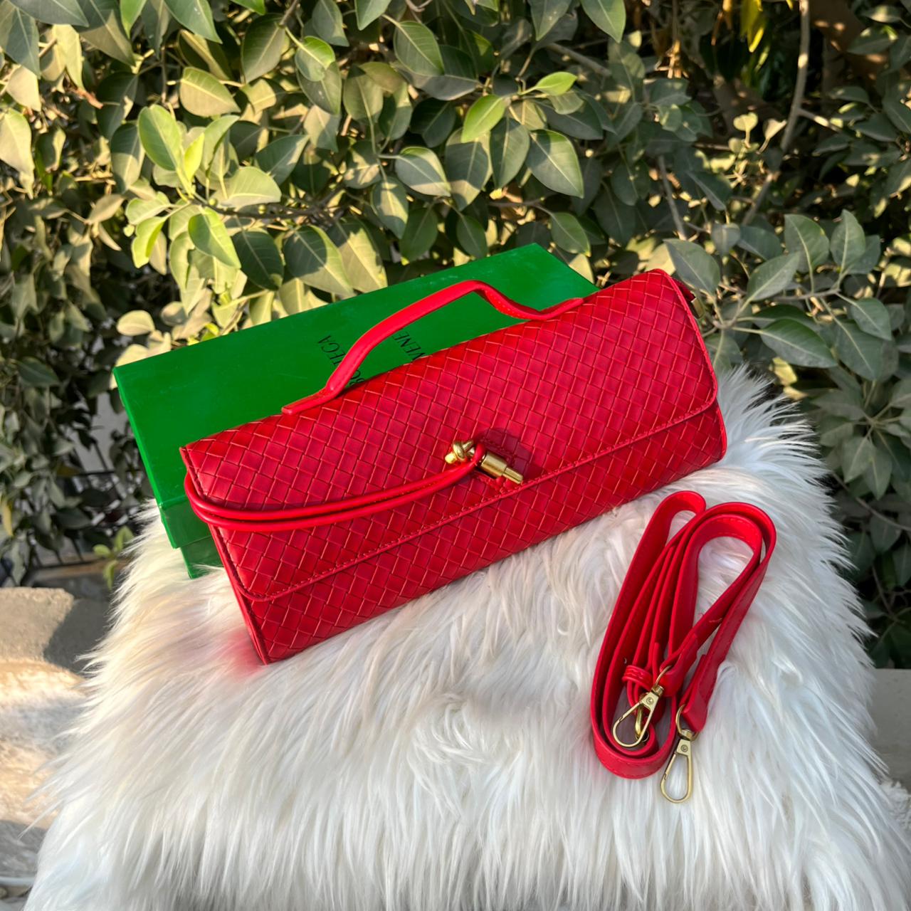 ZEVIRA'S B-O-T-T-E-G-A V-E-N-E-T-A 05 (Red)