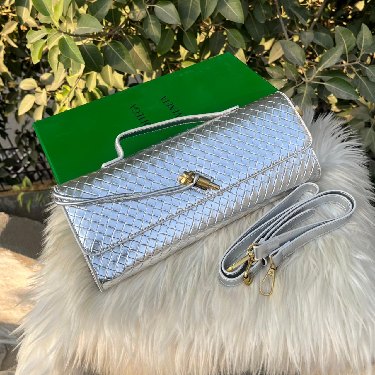 ZEVIRA'S B-O-T-T-E-G-A V-E-N-E-T-A 05 (Silver)