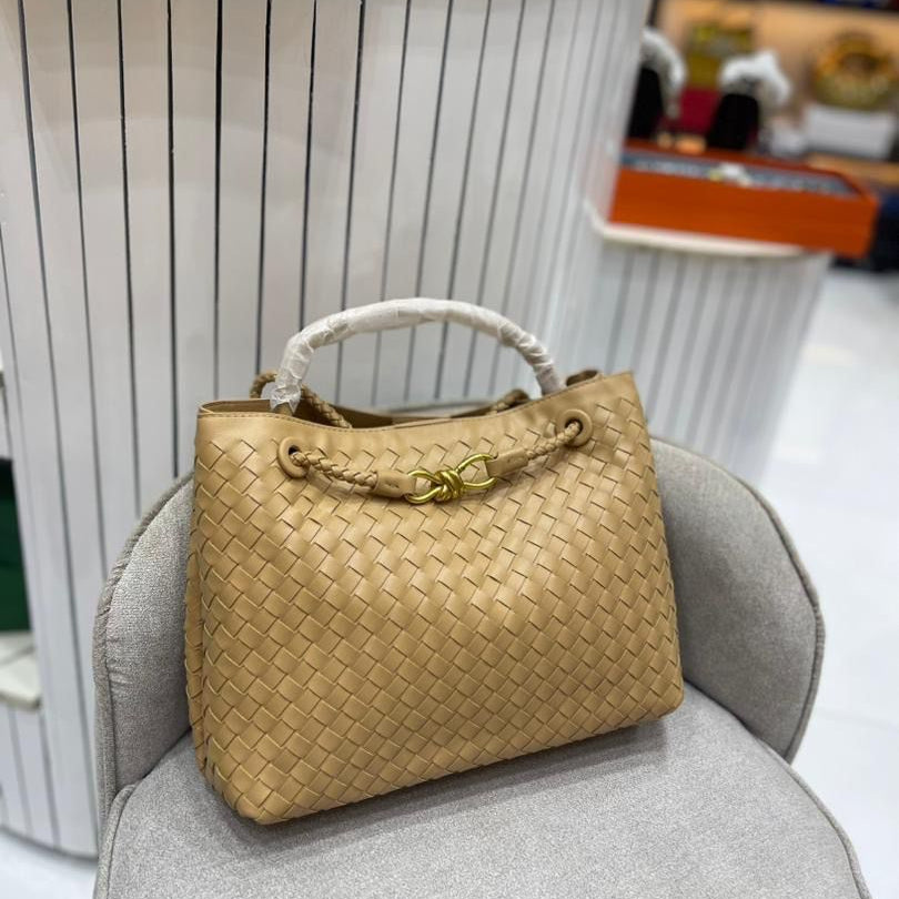 ZEVIRA'S B-O-T-T-E-G-A V-E-N-E-T-A Andiamo Bag (Beige)