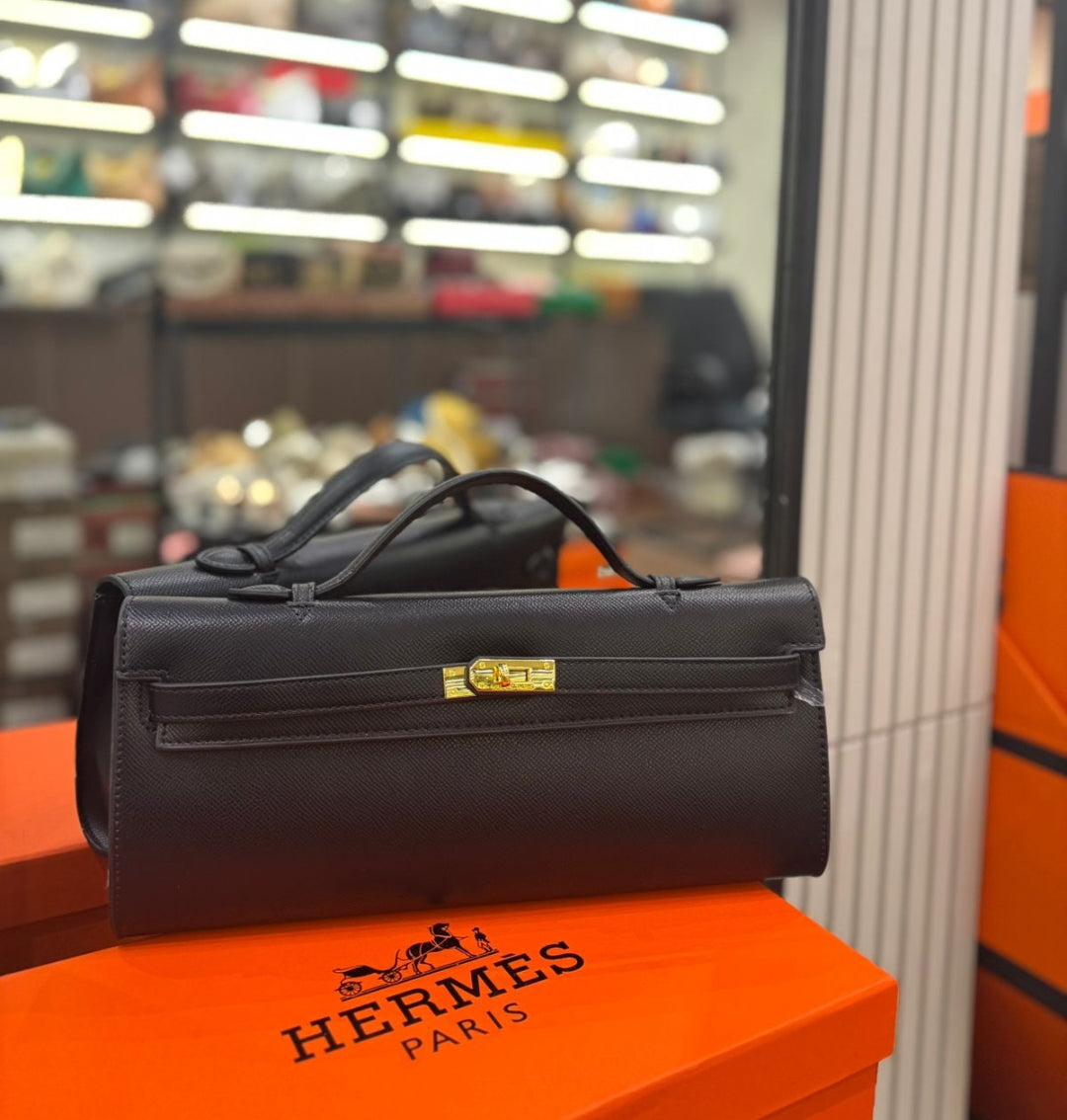 ZEVIRA'S H-MES
Elegant Kelly-Style Cut Clutch (Black)