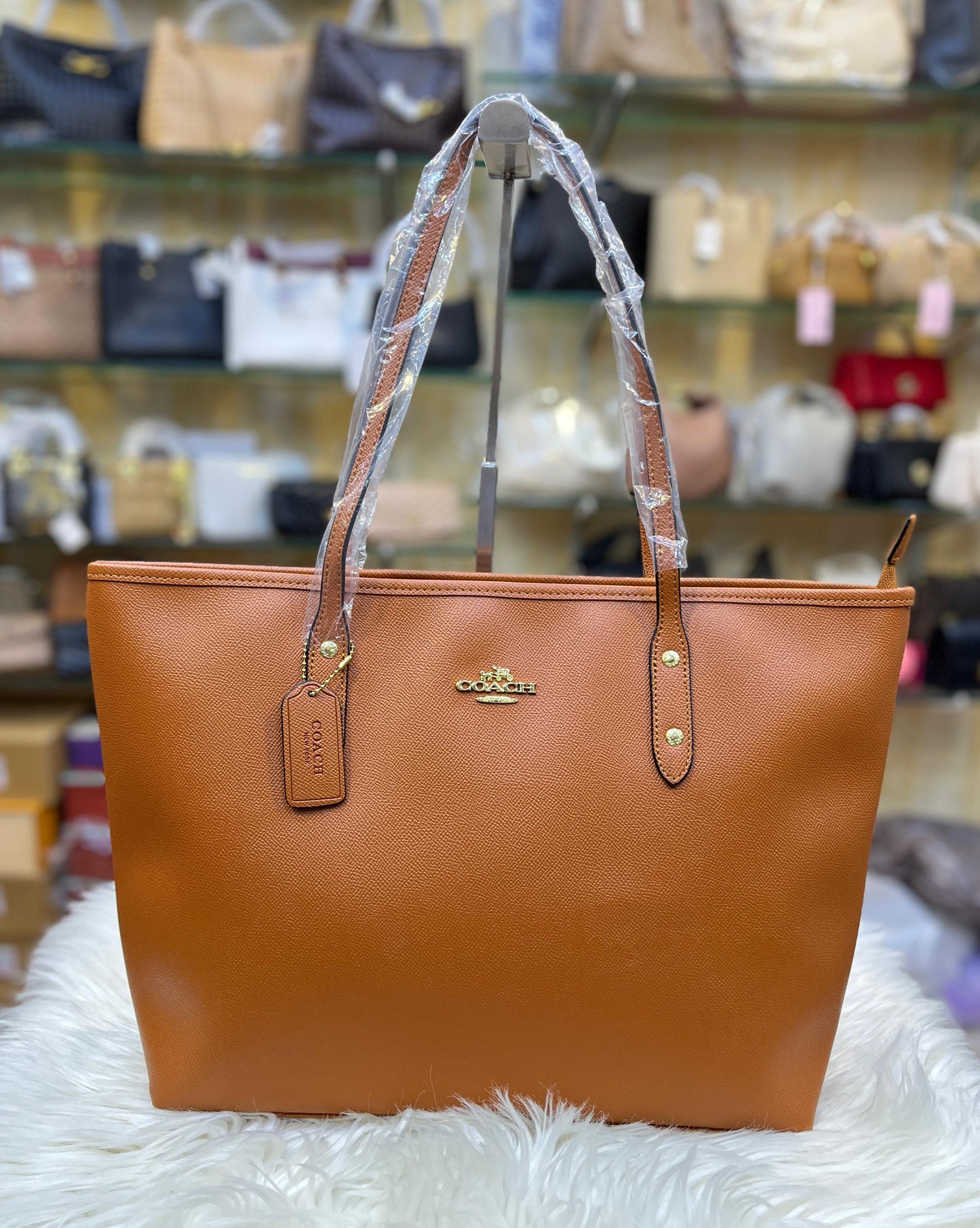 ZEVIRA'S C-O-A-C-H Tote Bag In Signature Canvas (Mustard)