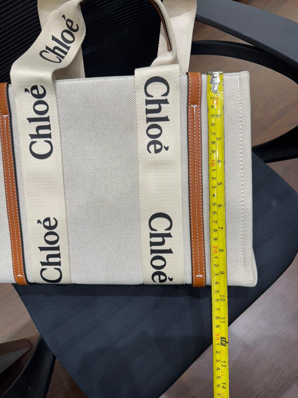 ZEVIRA'S C-H-L-O-E Woody Tote Bag in Linen