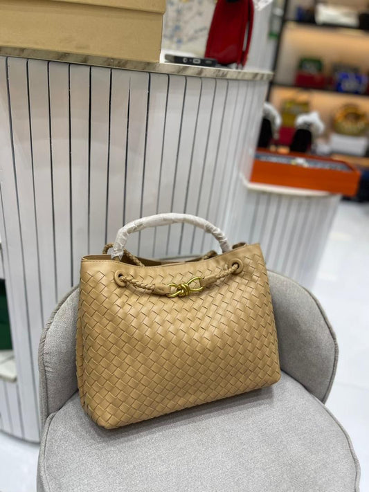 ZEVIRA'S B-O-T-T-E-G-A V-E-N-E-T-A  Andiamo Bag (Beige)
