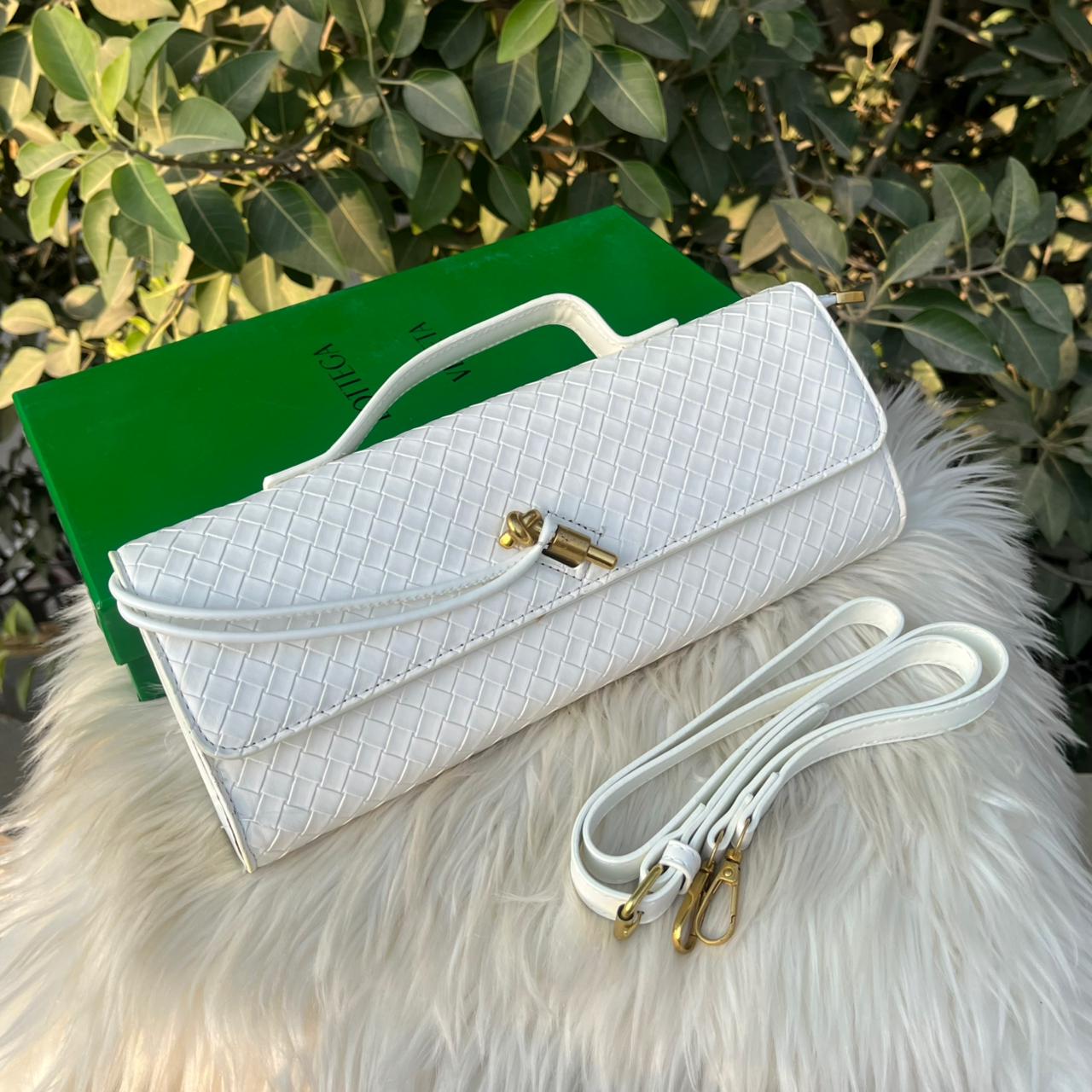 ZEVIRA'S B-O-T-T-E-G-A V-E-N-E-T-A 05 (White)