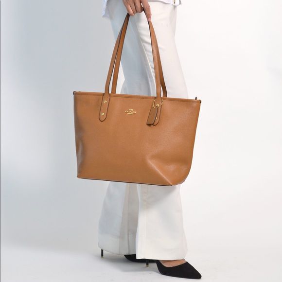 ZEVIRA'S C-O-A-C-H Tote Bag In Signature Canvas (Mustard)