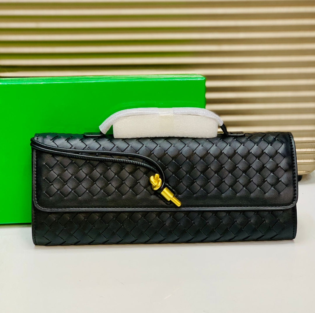 ZEVIRA'S B-O-T-T-E-G-A V-E-N-E-T-A 05 (Black)