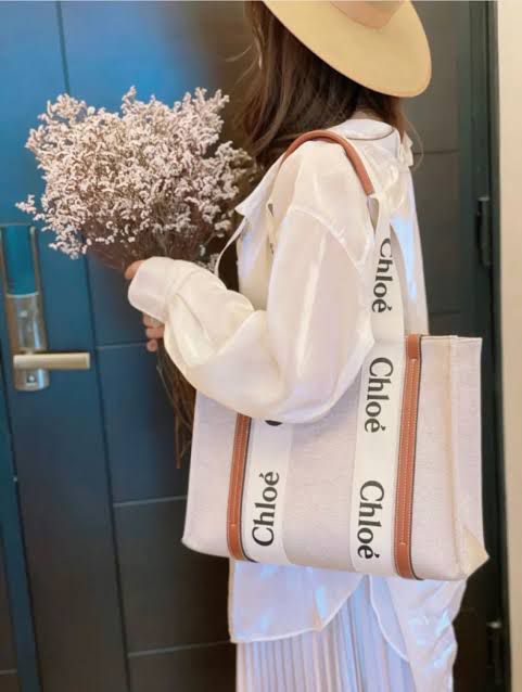 ZEVIRA'S C-H-L-O-E Woody Tote Bag in Linen