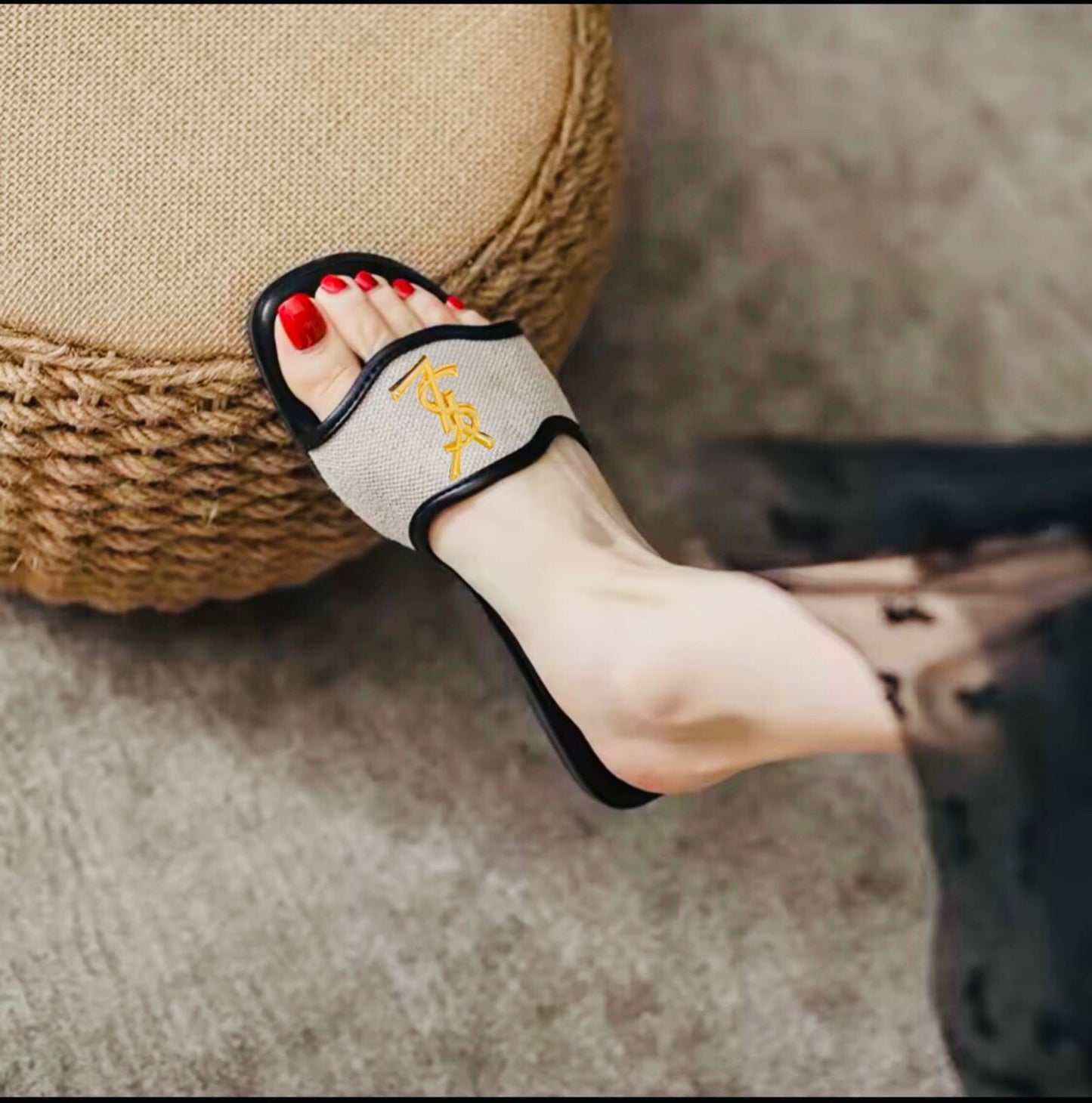 ZEVIRA'S Y-S-L Flat Slippers (Black)