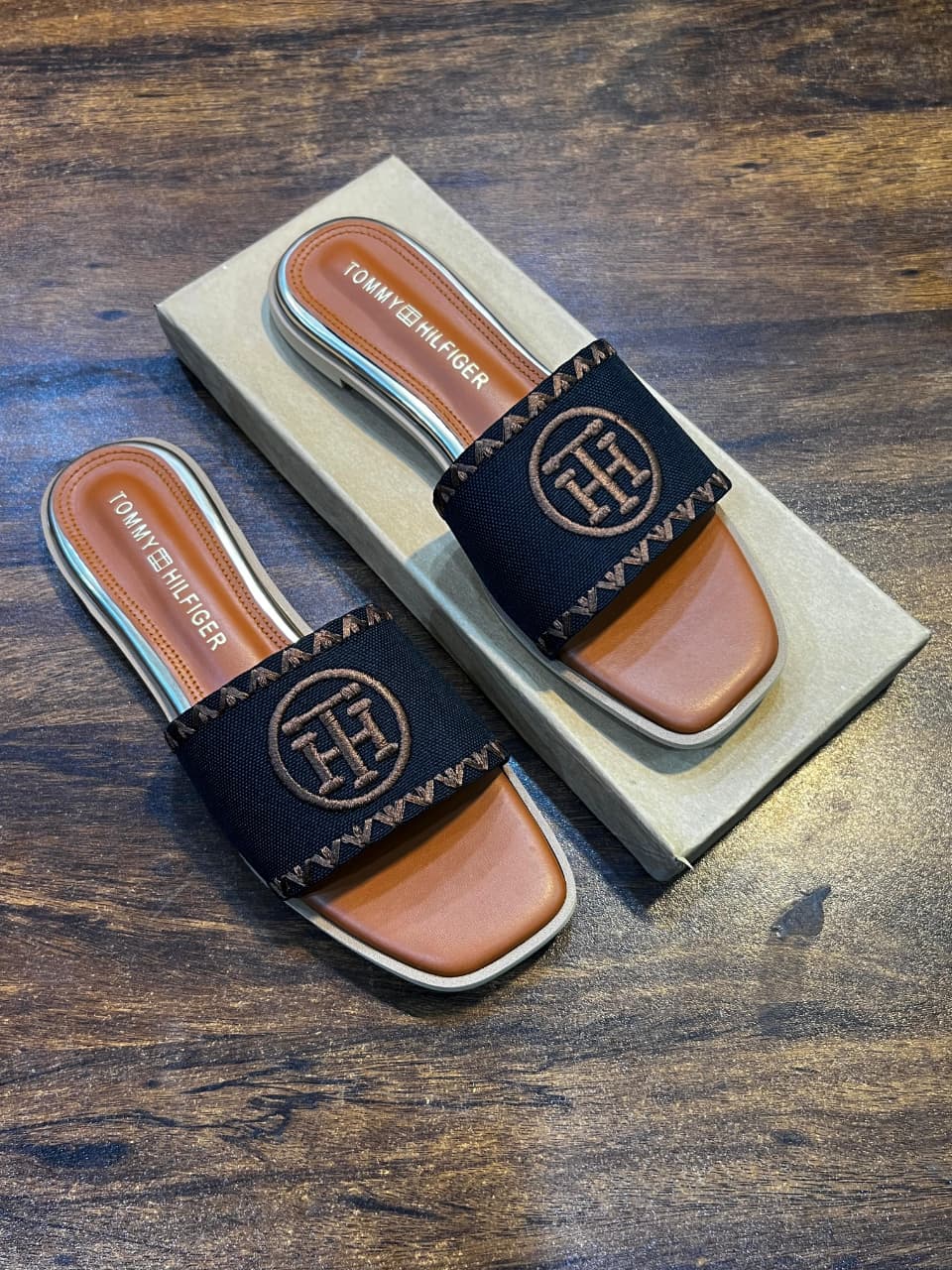 ZEVIRA'S T-B HIL-FIGER FLAT(Black)