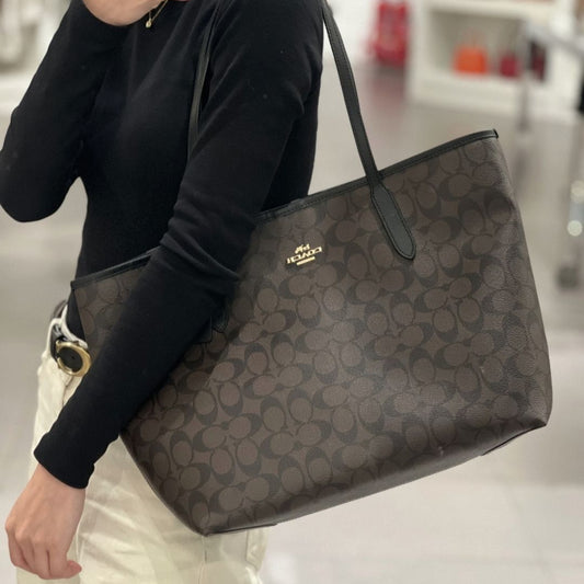 ZEVIRA'S C-O-A-C-H Tote Bag In Signature Canvas (Brown)